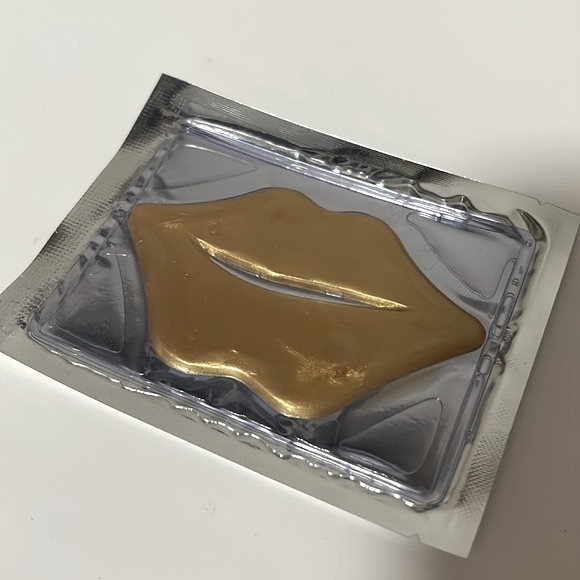 FREE (with buy) Gold Lipgloss Sample - Picture 2 of 3